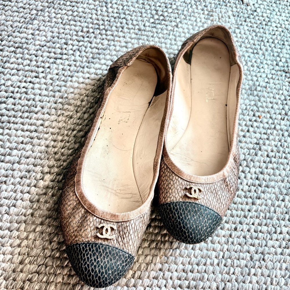 Chanel Women's Brown and Black Ballet Flats Size 39